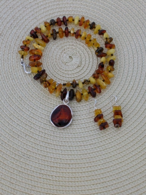amber_necklace_and_earrings